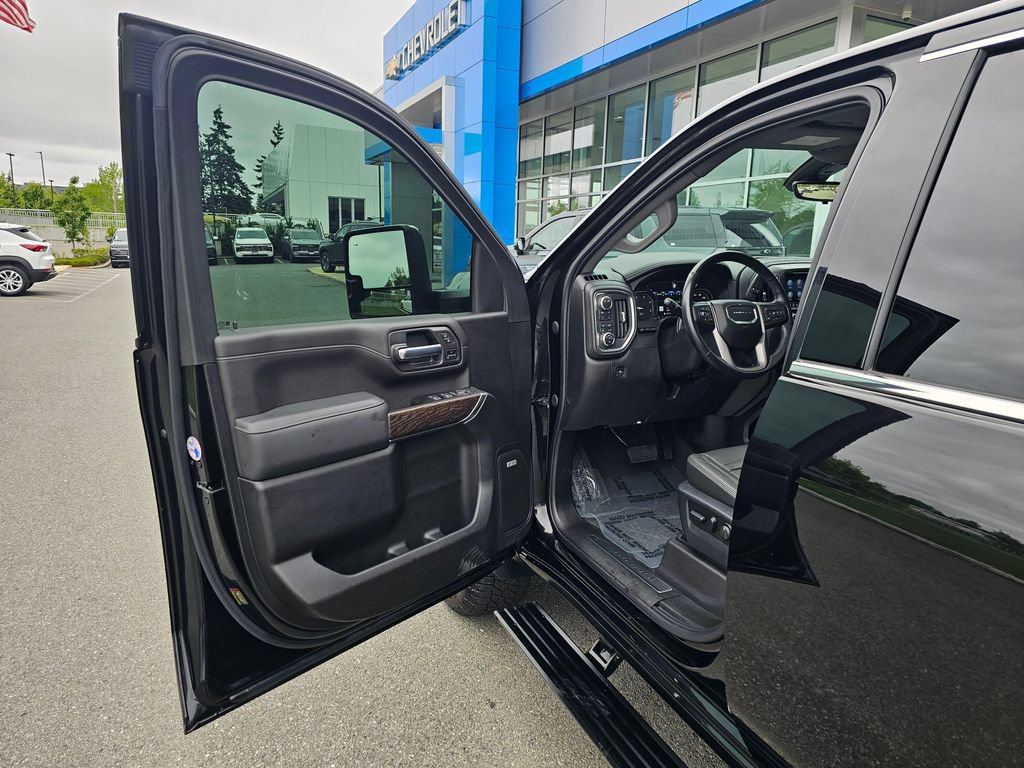 Used 2022 GMC Sierra 3500 Denali w/ Denali Black Diamond Edition AWD/4WD image 22
