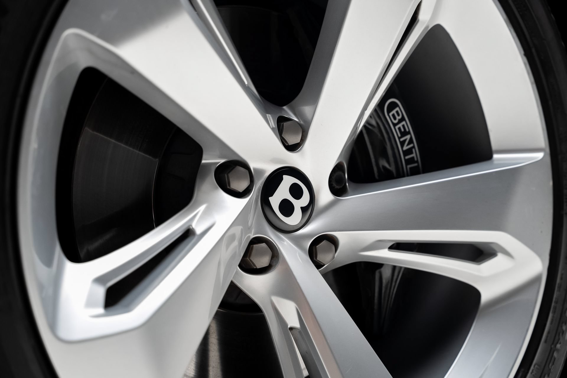 Used 2018 Bentley Bentayga AWD/4WD image 22