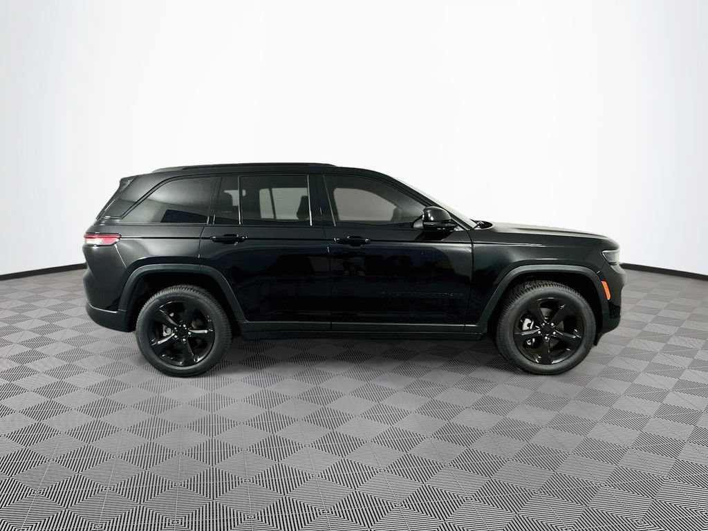 Used 2023 Jeep Grand Cherokee Altitude AWD/4WD image 10