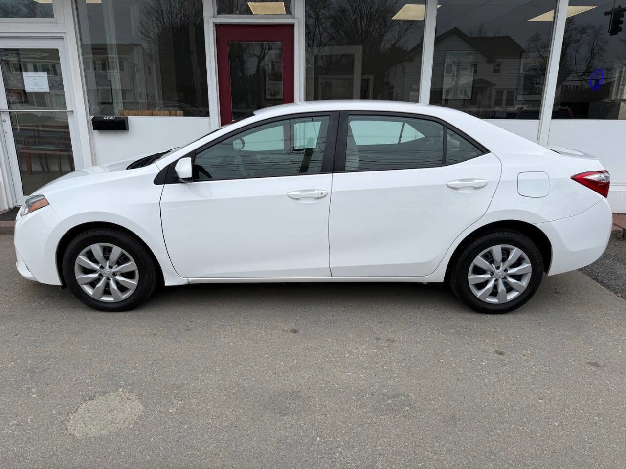 Used 2016 Toyota Corolla LE FWD image 1
