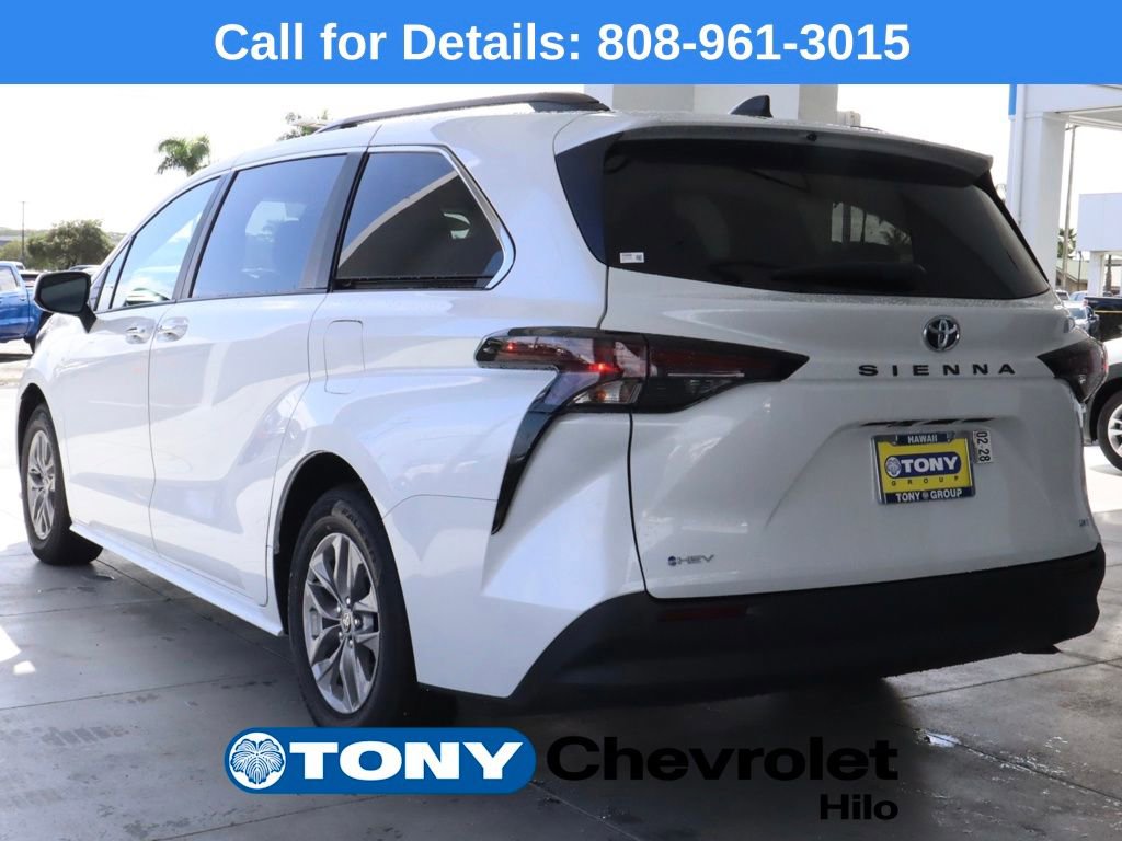 Used 2026 Toyota Sienna XLE image 3