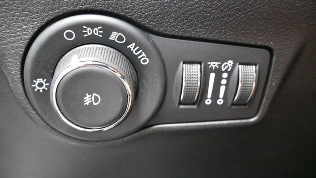 Used 2025 Jeep Compass Trailhawk AWD/4WD image 18