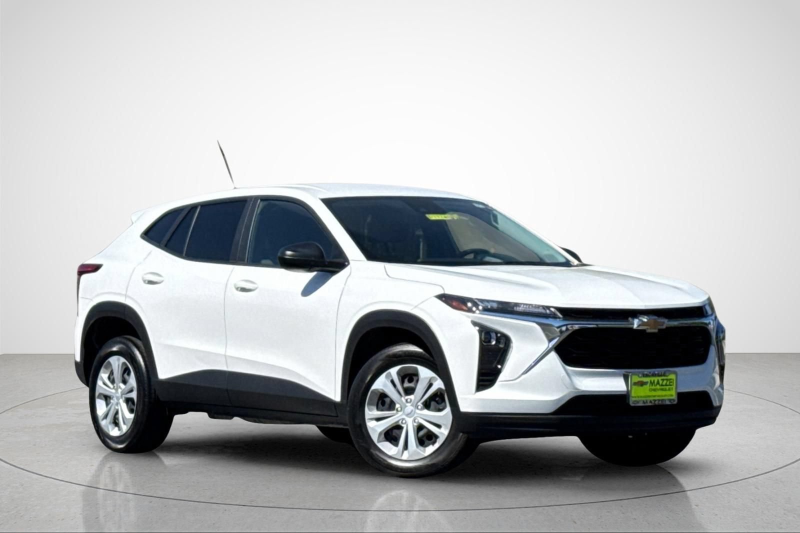 Used 2025 Chevrolet Trax LS FWD image 2