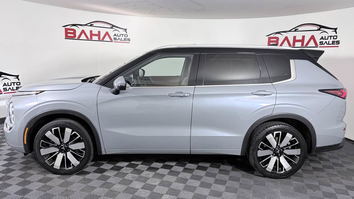 Used 2025 Mitsubishi Outlander SEL AWD/4WD image 3