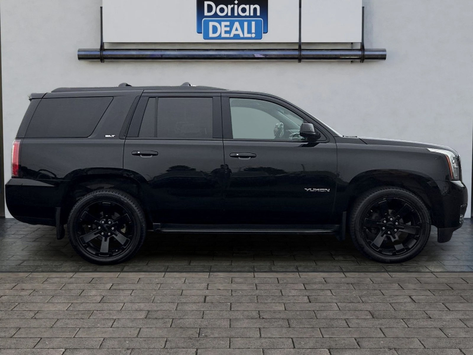 Used 2019 GMC Yukon SLT w/ Graphite Performance Edition AWD/4WD image 2