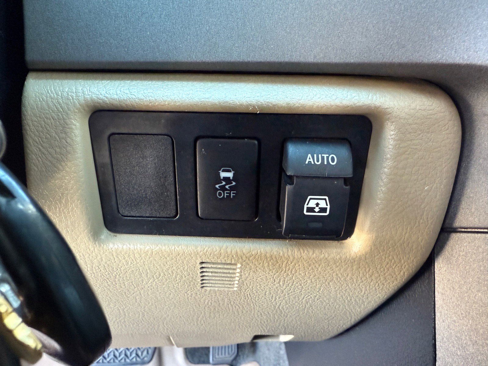 Used 2012 Toyota Sequoia SR5 w/ Premium Pkg image 40