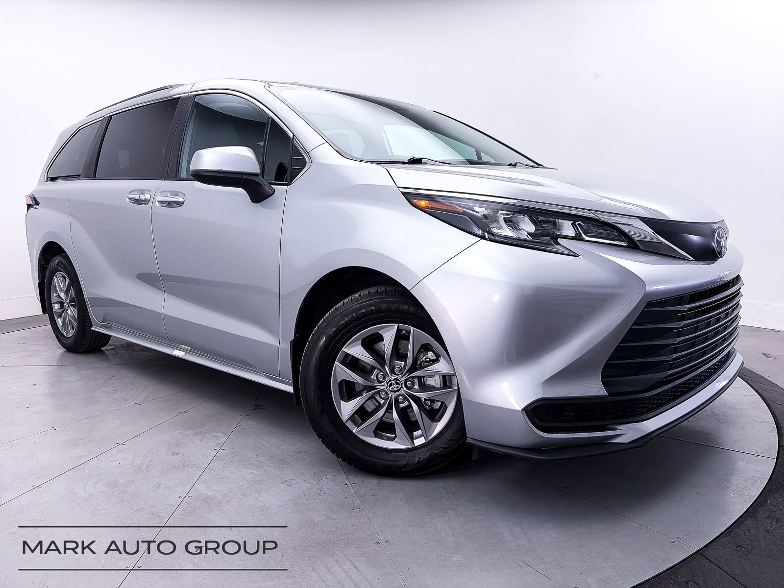 Used 2025 Toyota Sienna XLE FWD image 1