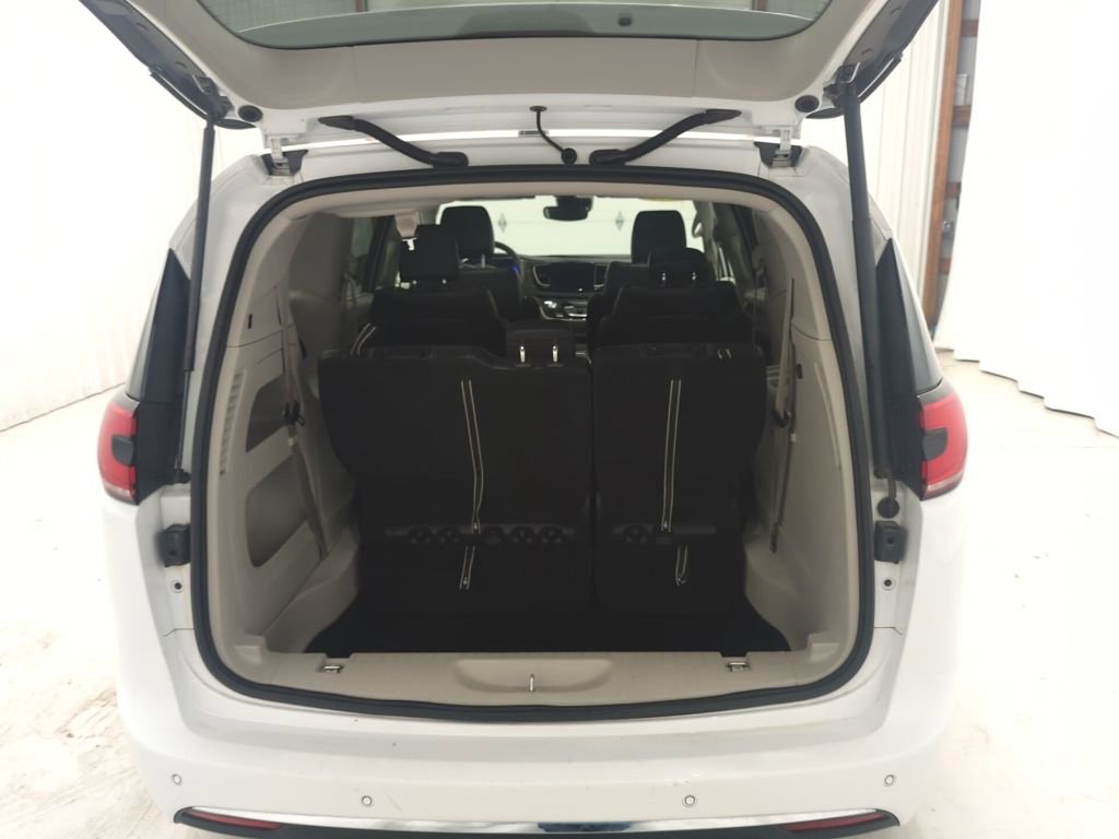 Used 2024 Chrysler Pacifica Touring-L image 8