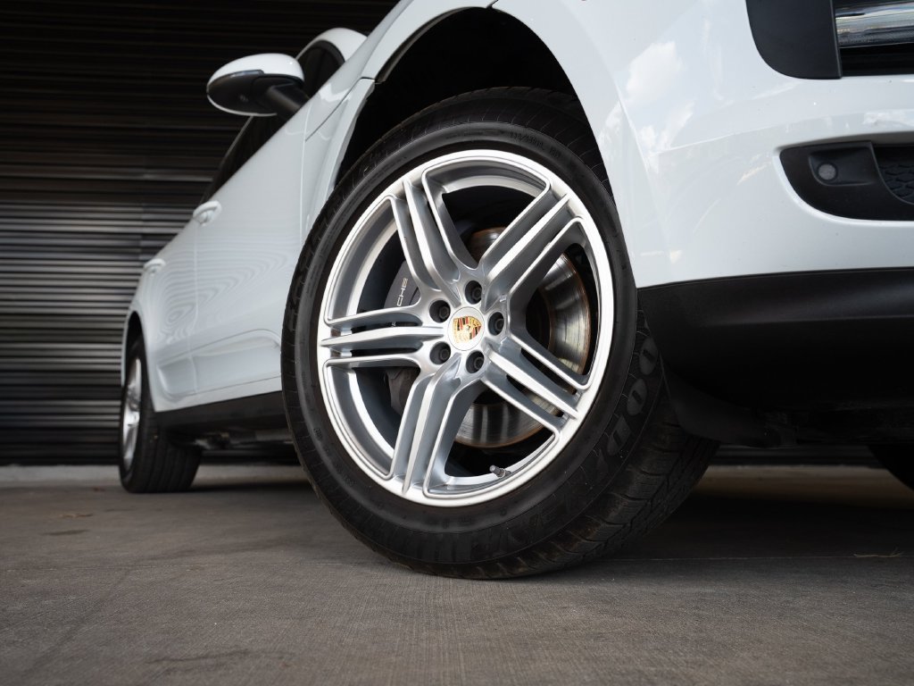 Certified 2021 Porsche Macan AWD/4WD image 12