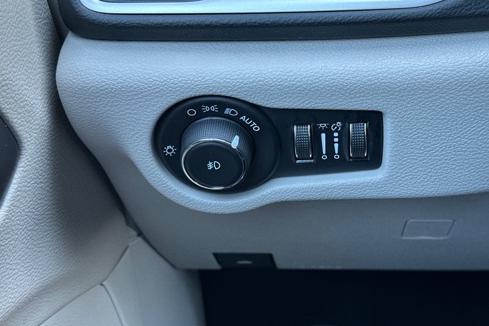 Used 2023 Chrysler Pacifica Touring-L FWD image 30