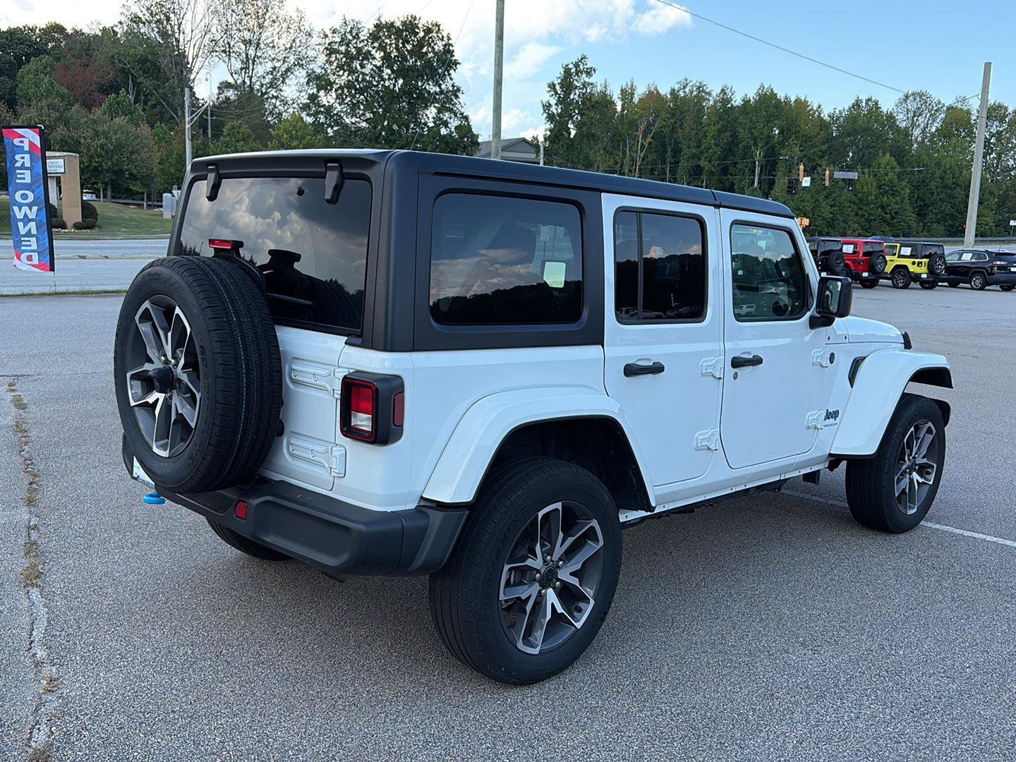 Used 2024 Jeep Wrangler Unlimited w/ Convenience Group AWD/4WD image 3