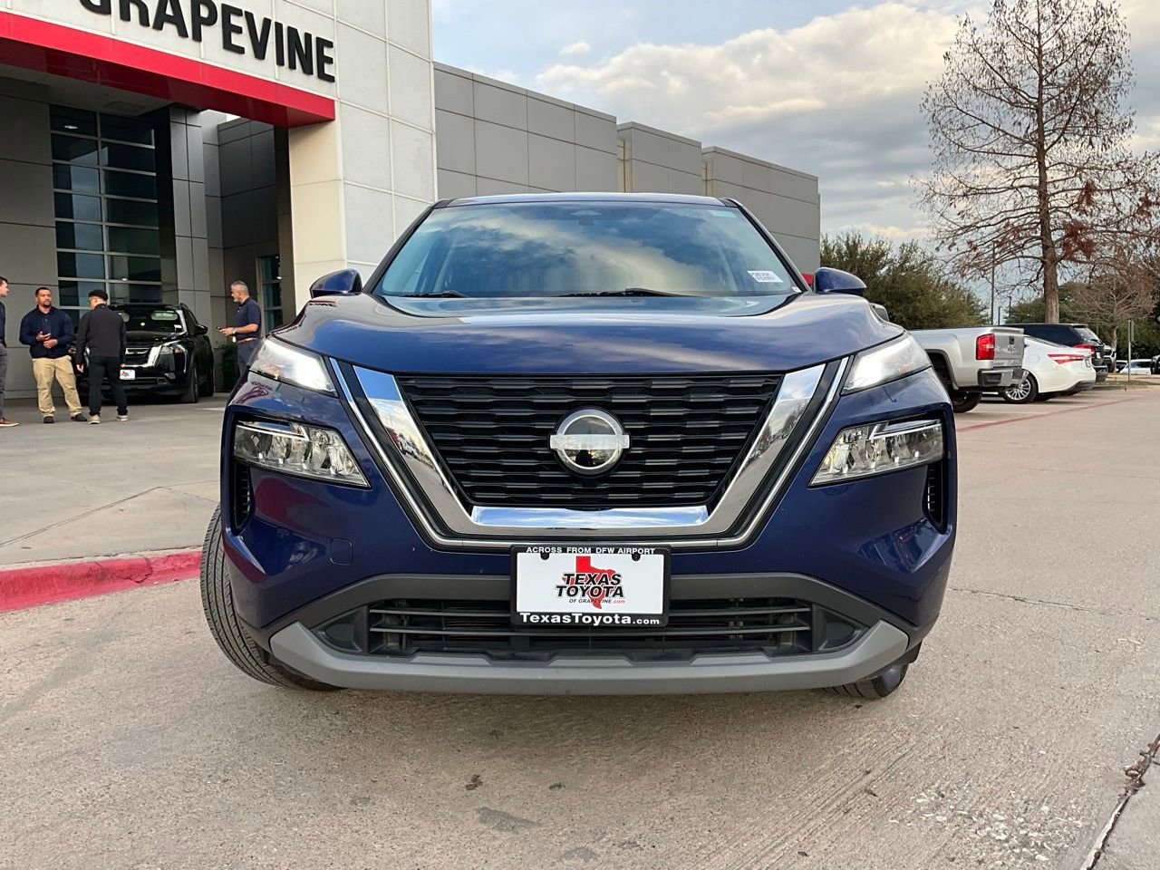 Used 2023 Nissan Rogue SV image 4