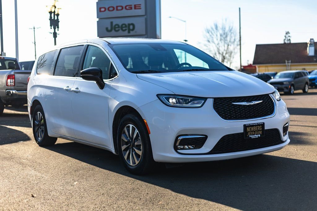 Used 2024 Chrysler Pacifica Select image 6