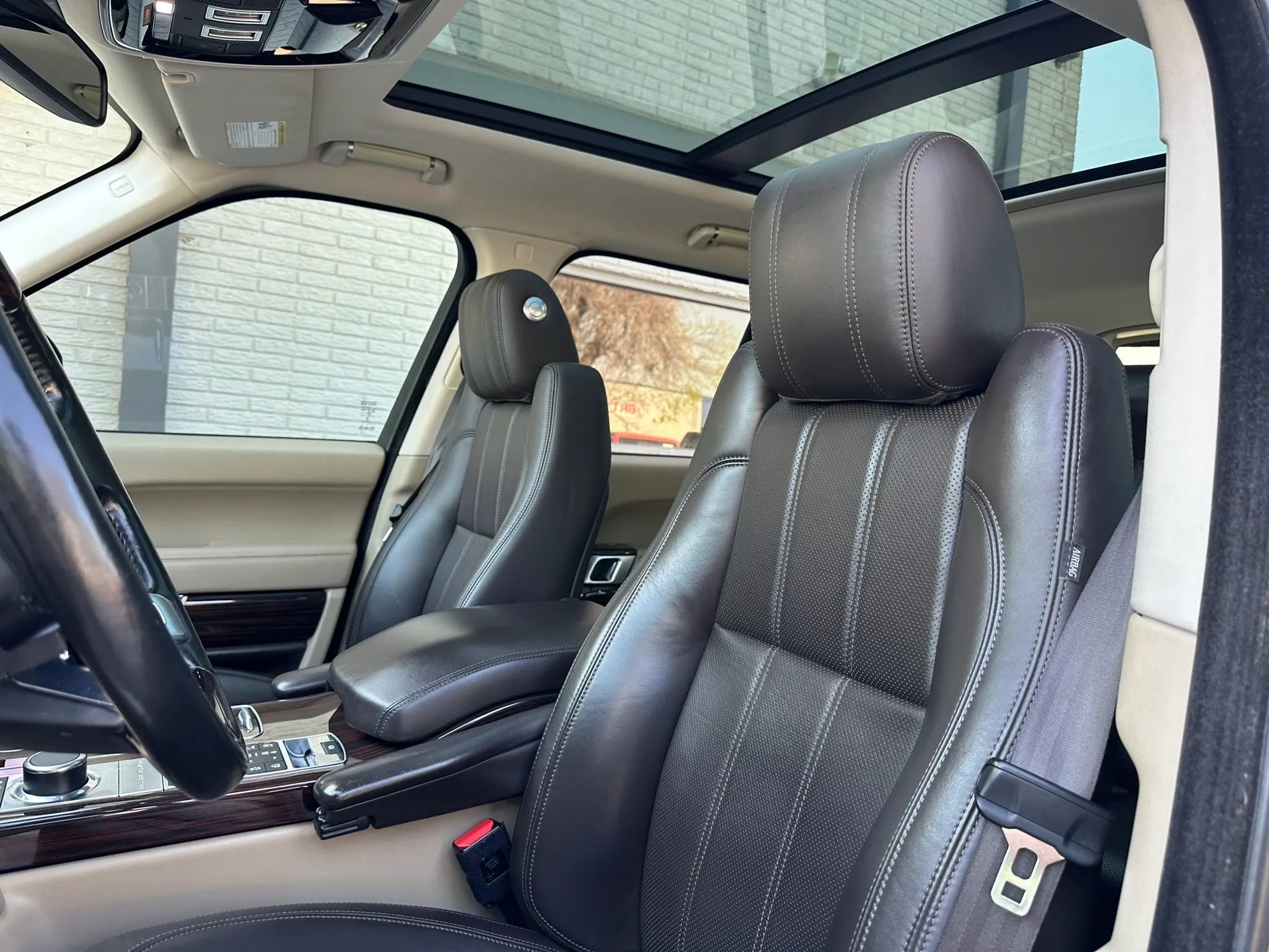 Used 2016 Land Rover Range Rover HSE image 16