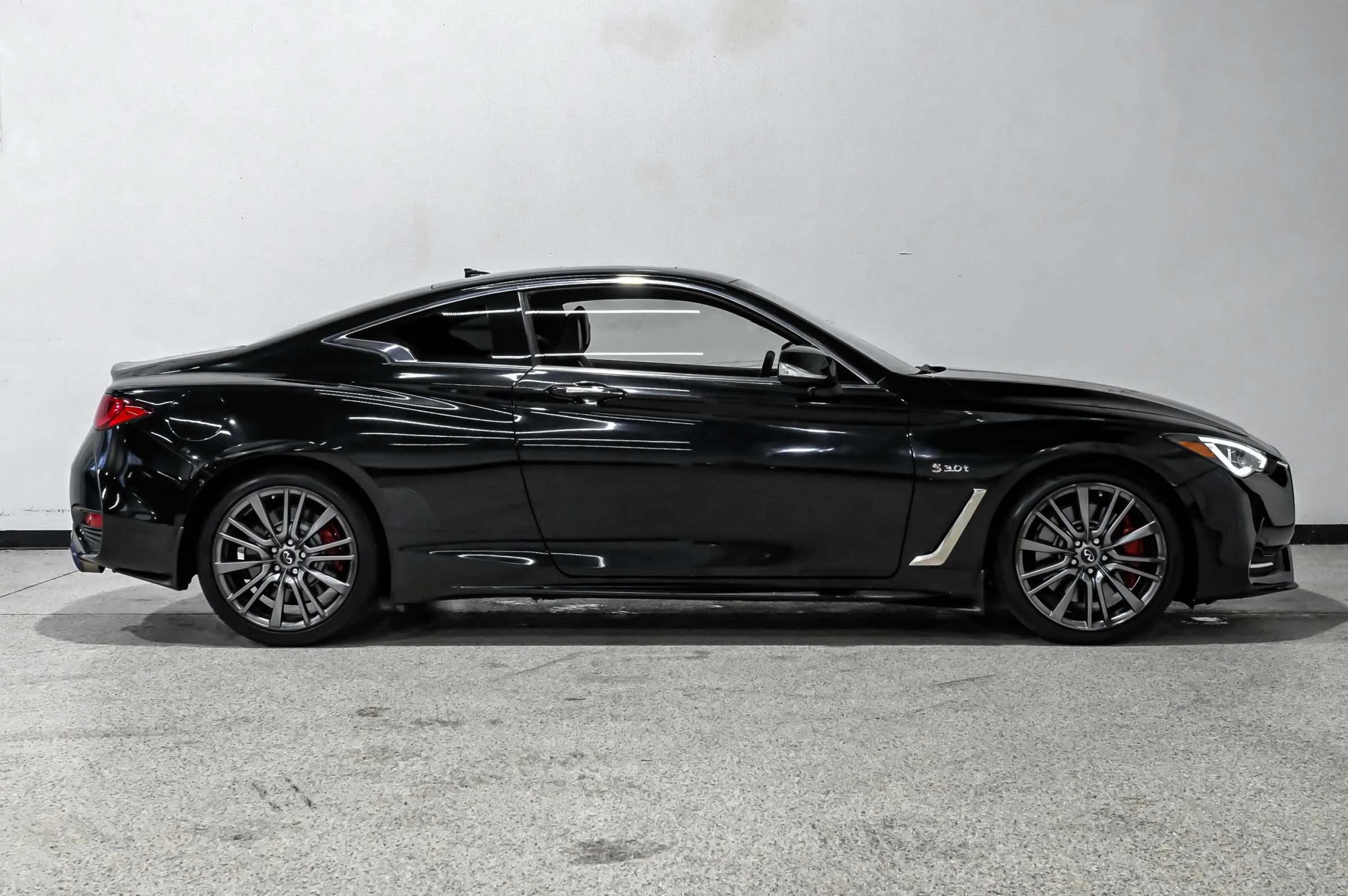 Used 2017 INFINITI Q60 Red Sport 400 RWD image 5