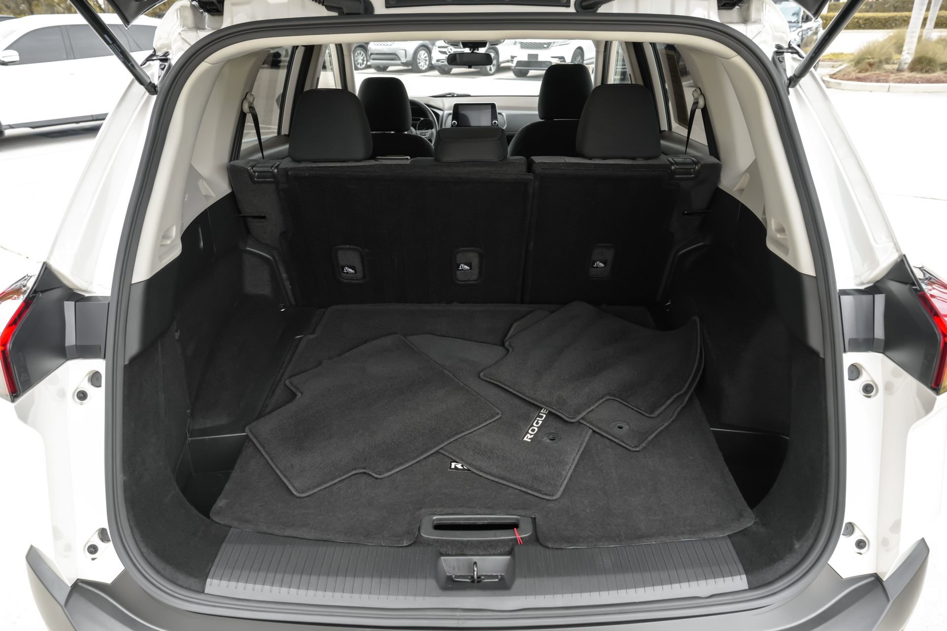 Used 2023 Nissan Rogue SV image 40