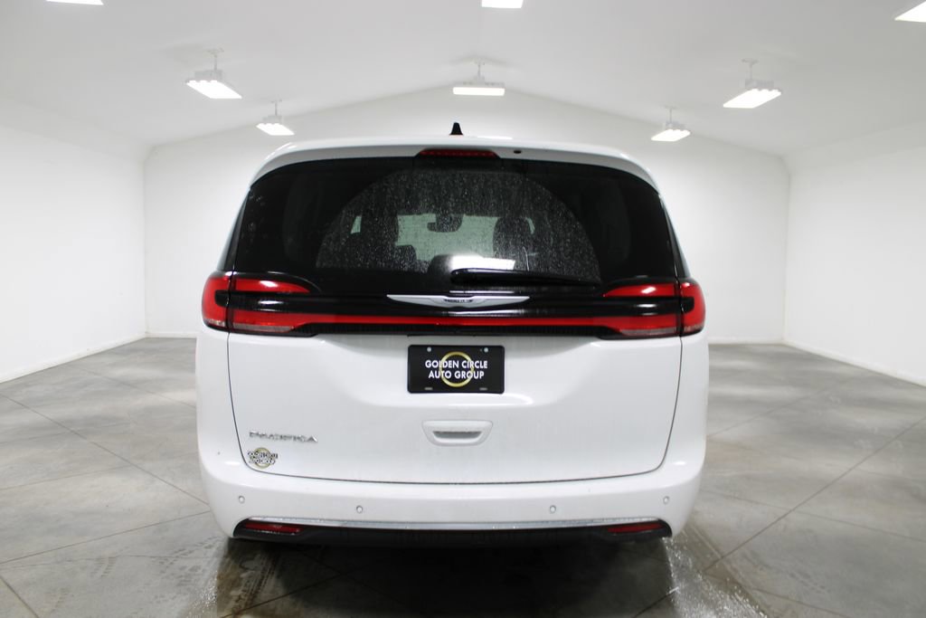 Used 2024 Chrysler Pacifica Touring-L image 8
