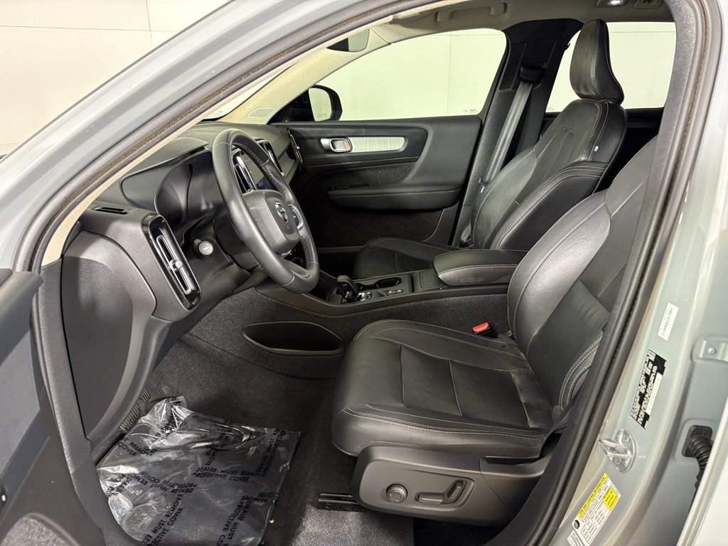 Used 2024 Volvo XC40 B5 Core image 16