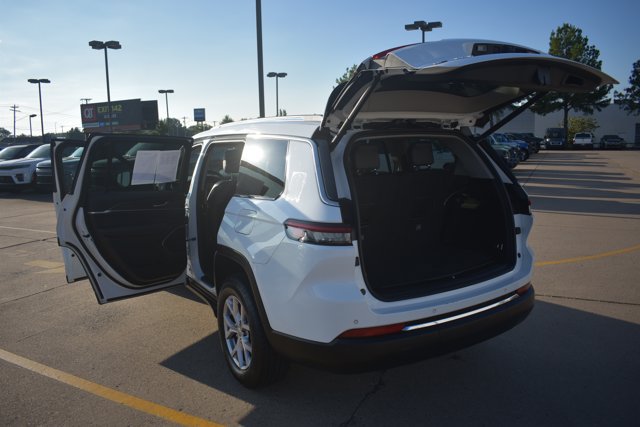Used 2022 Jeep Grand Cherokee L Limited AWD/4WD image 17