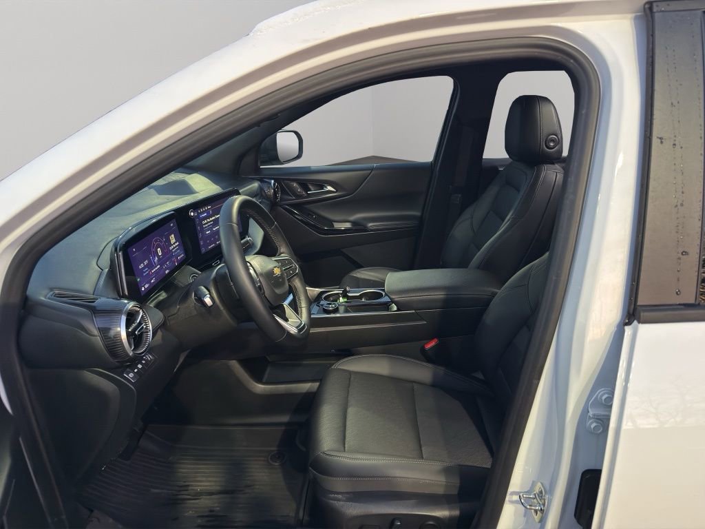 Used 2026 Chevrolet Equinox LT w/ Convenience Package II image 11