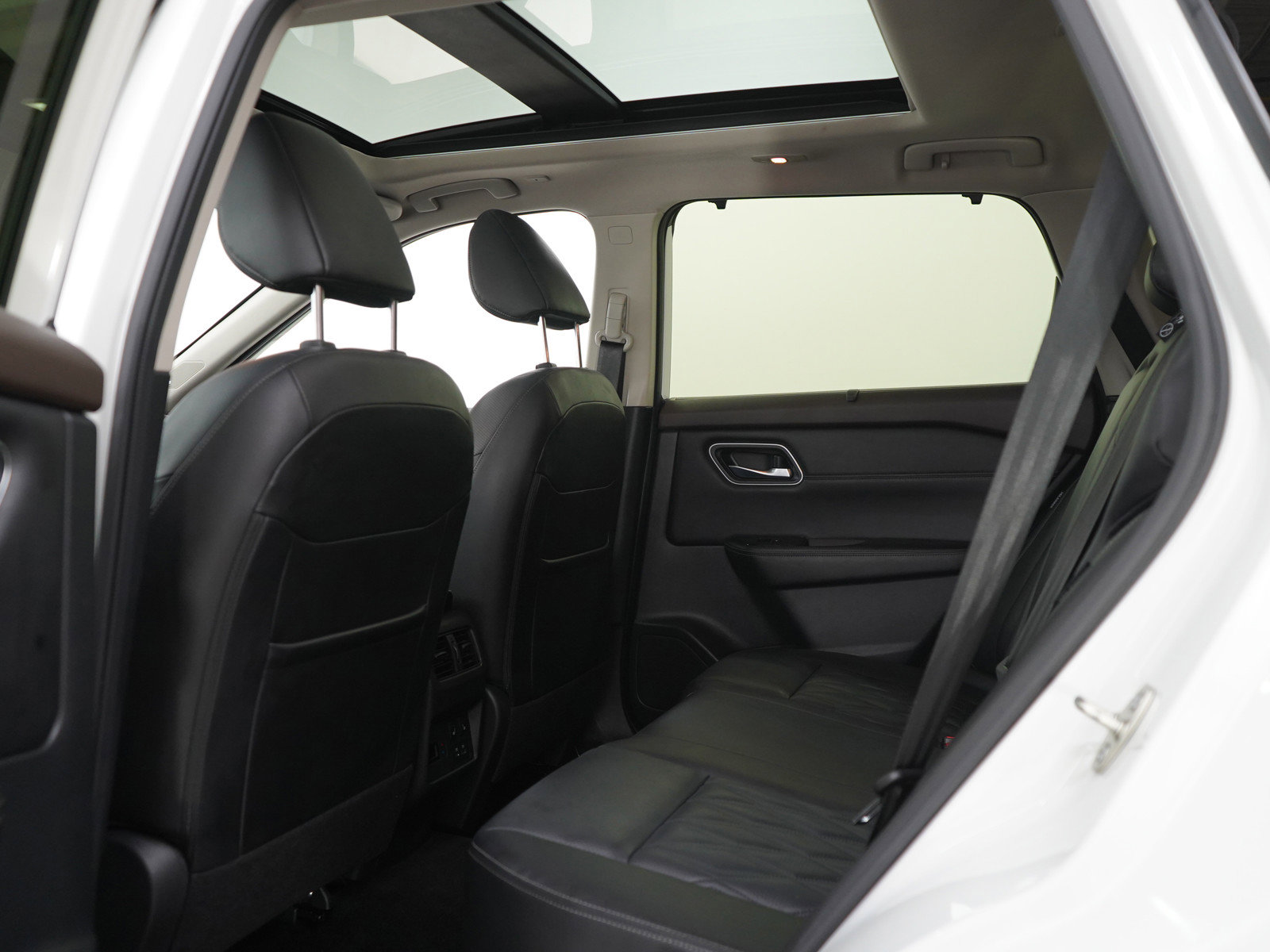Used 2023 Nissan Rogue Platinum w/ Platinum Premium Package AWD/4WD image 17