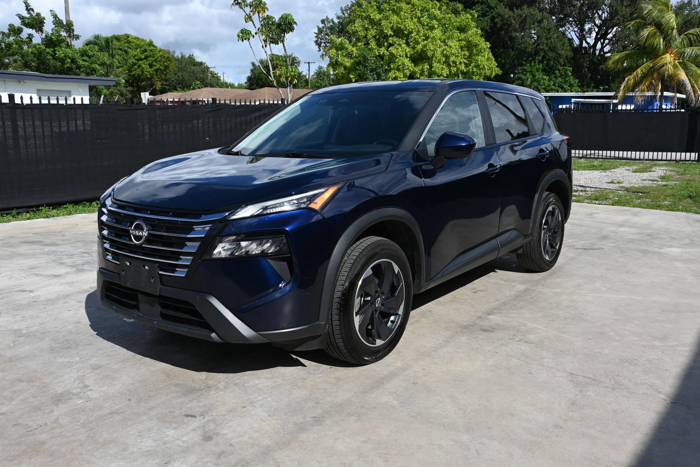 Used 2025 Nissan Rogue SV AWD/4WD image 3