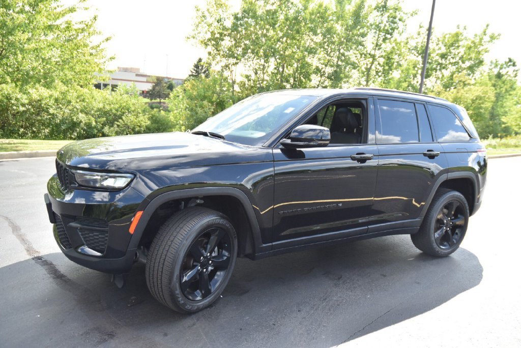 Used 2023 Jeep Grand Cherokee Altitude AWD/4WD image 9