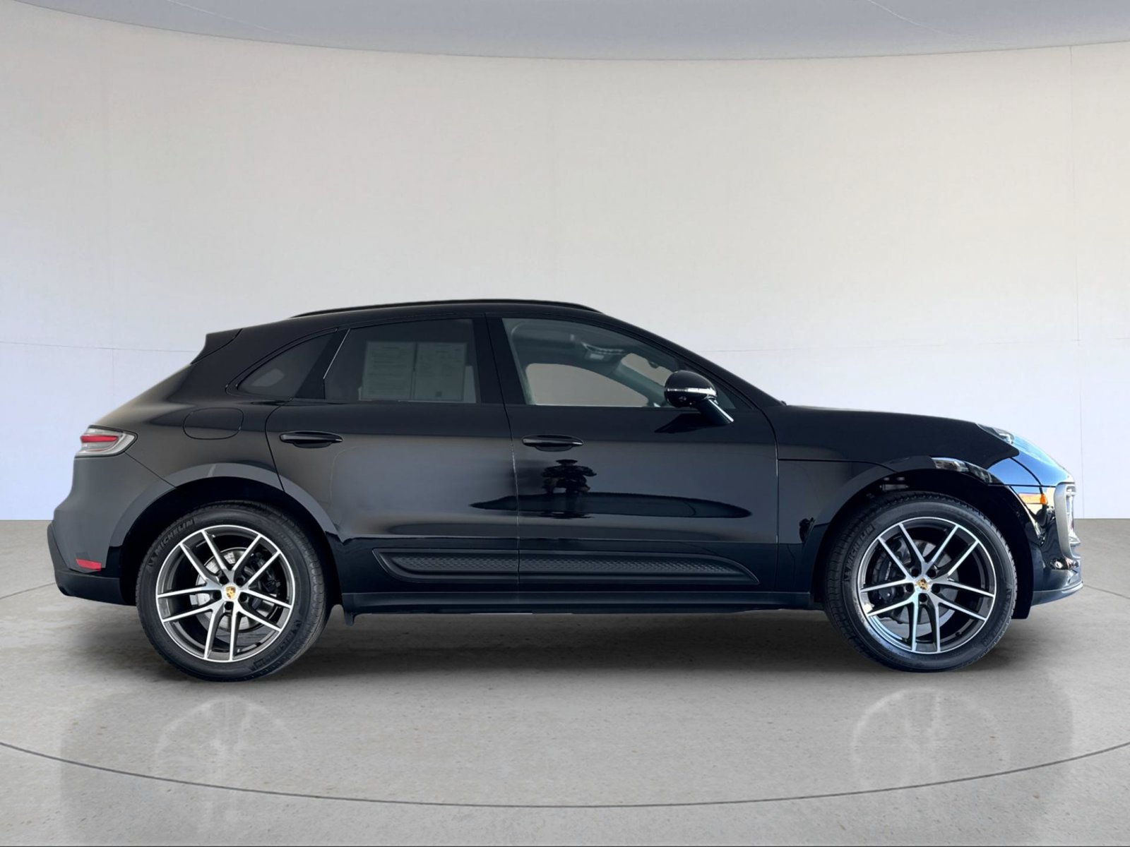 Certified 2026 Porsche Macan AWD/4WD image 9