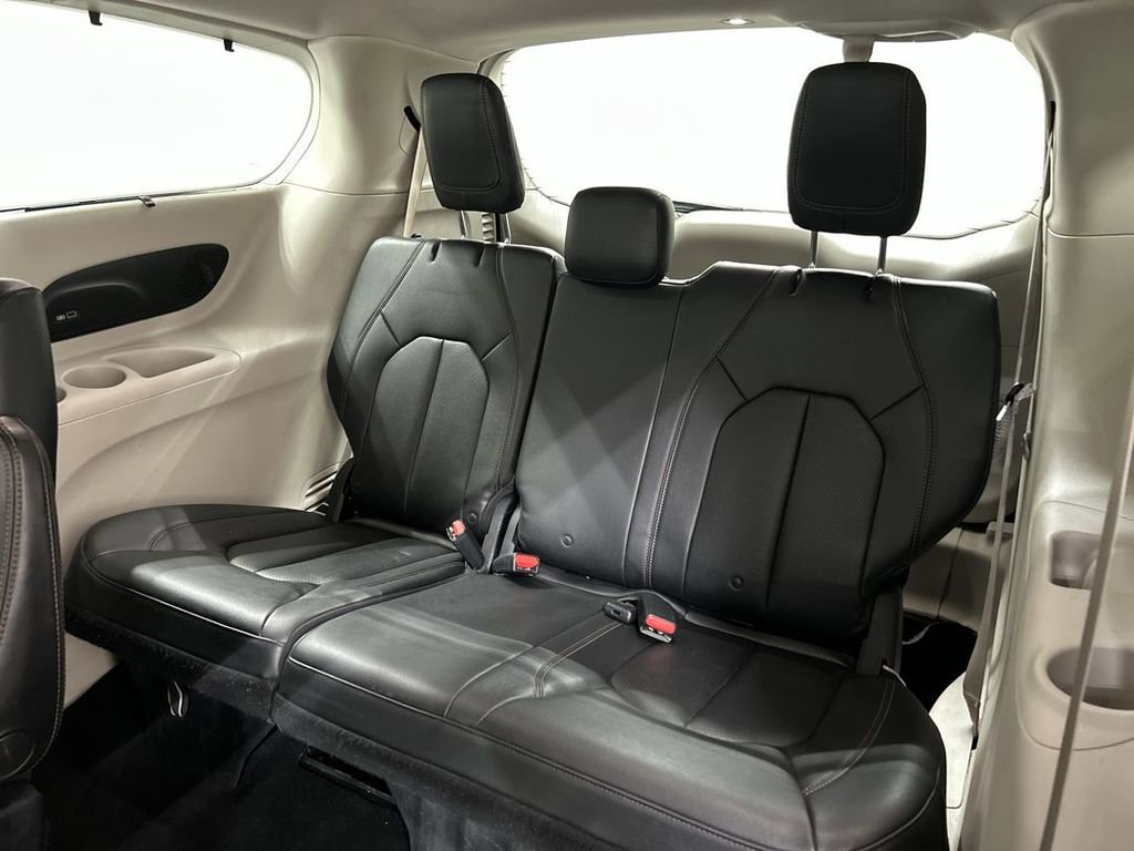 Used 2018 Chrysler Pacifica Touring-L w/ Tire & Wheel Group image 21