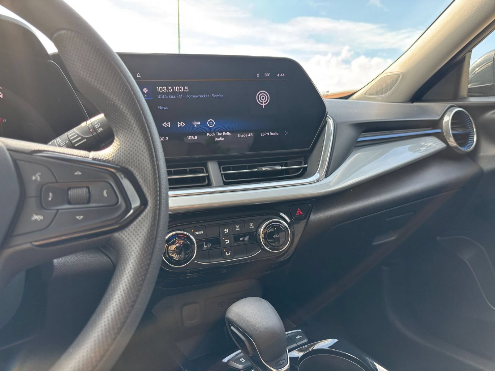 Used 2025 Chevrolet Trax LT FWD image 17