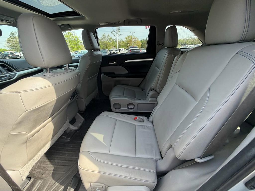 Used 2018 Toyota Highlander XLE FWD image 11