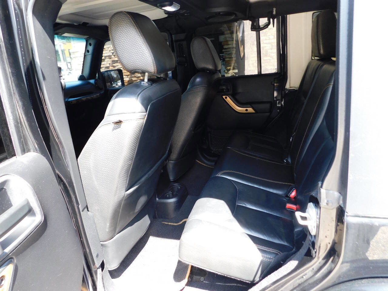 Used 2014 Jeep Wrangler Unlimited Sahara image 34