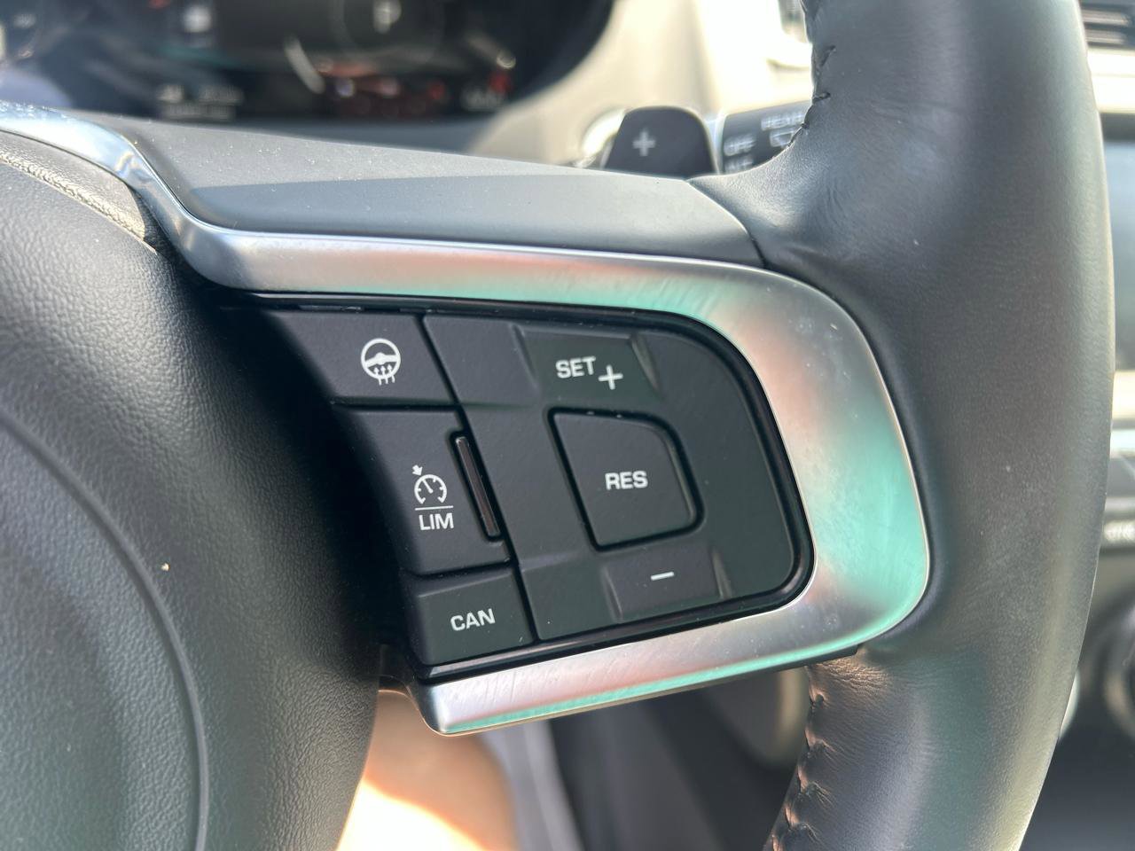 Used 2020 Jaguar E-PACE SE image 18