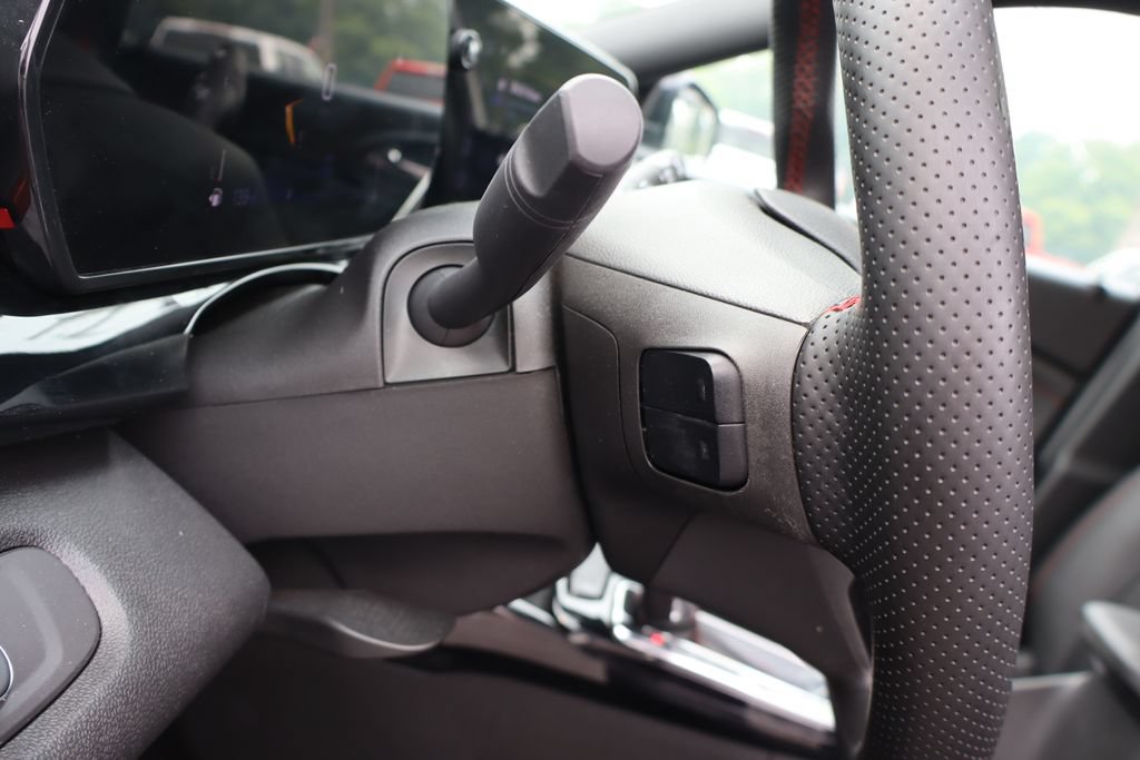 Used 2024 Chevrolet Trax RS w/ Sunroof Package FWD image 11