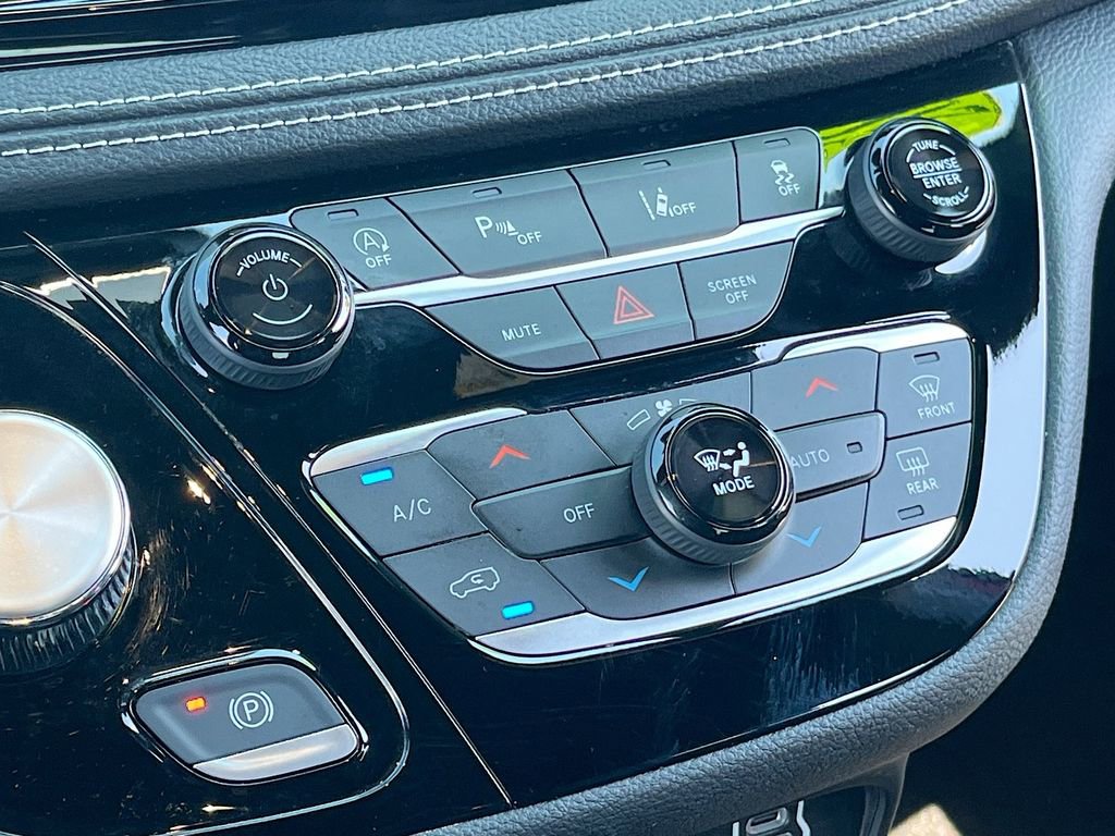 Certified 2025 Chrysler Pacifica Select image 15