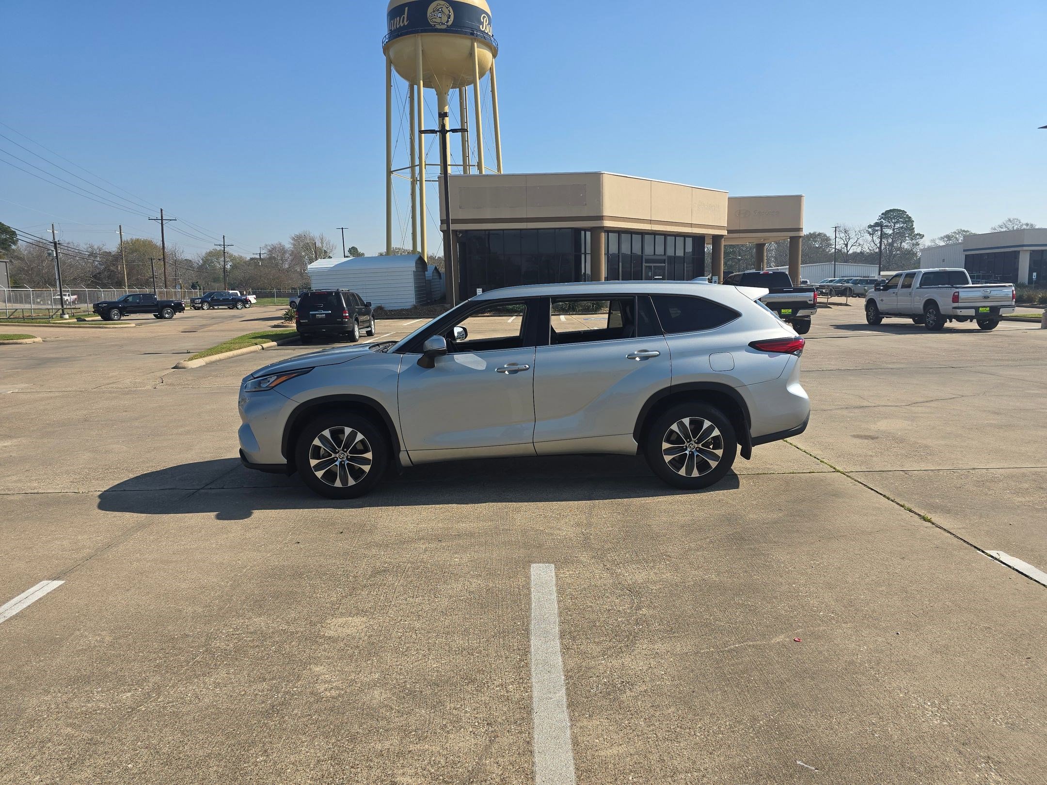 Used 2020 Toyota Highlander XLE image 2