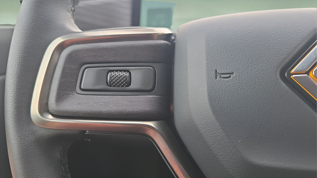 Used 2025 Rivian R1S Adventure Dual AWD/4WD image 22