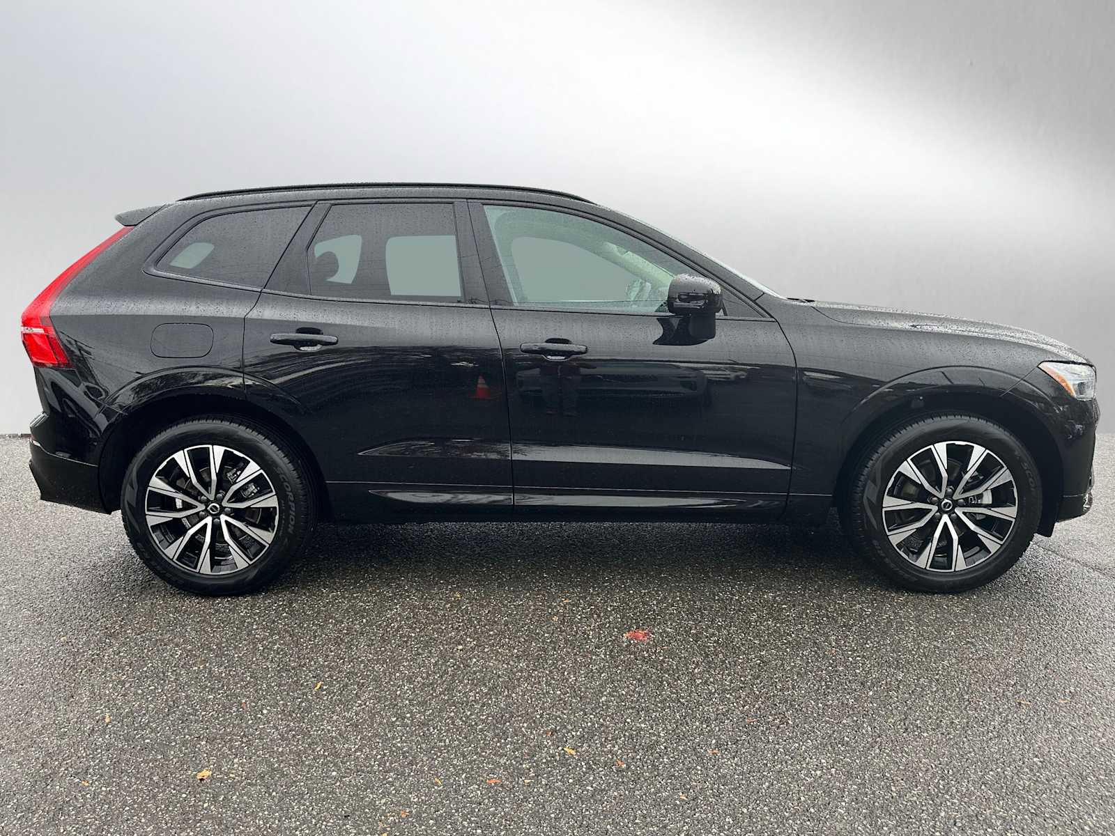 Used 2025 Volvo XC60 B5 Core w/ Protection Package Premier image 2