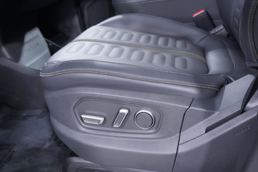 Used 2026 Rivian R1S Adventure Dual AWD/4WD image 8