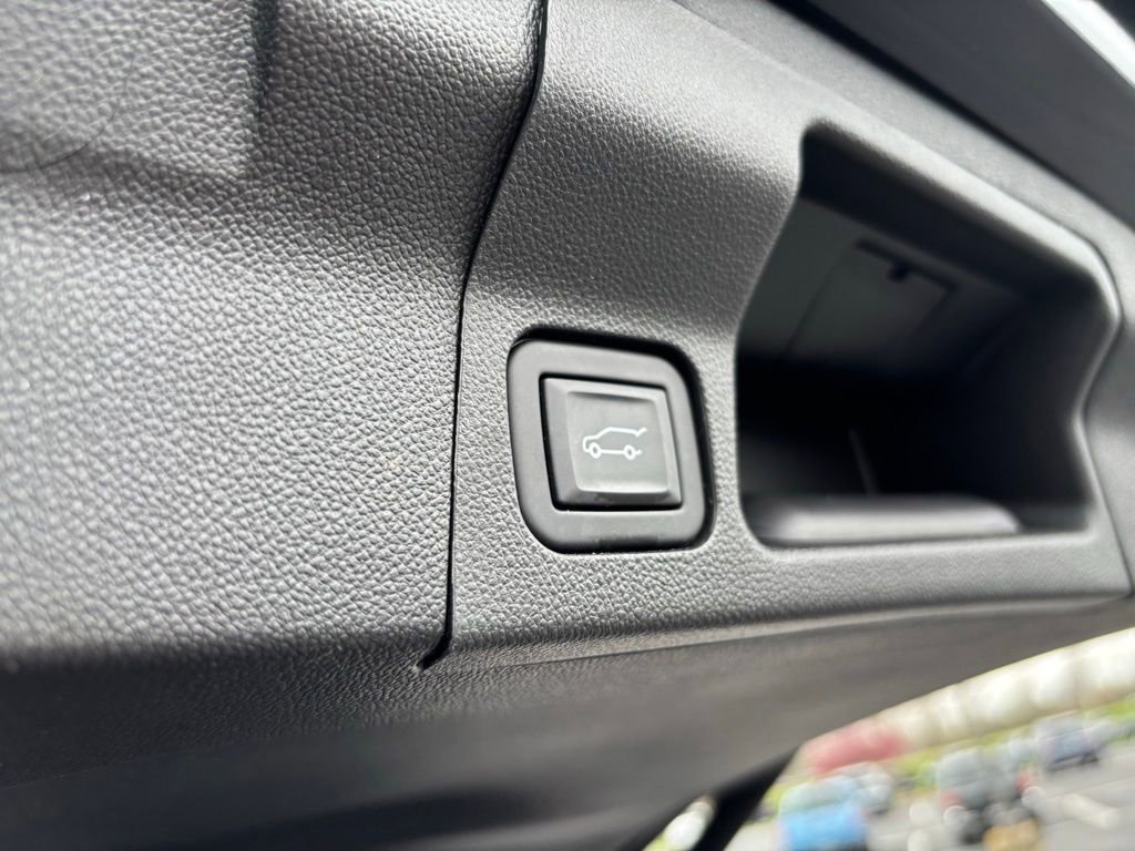 Used 2023 GMC Acadia SLT w/ Preferred Package image 24