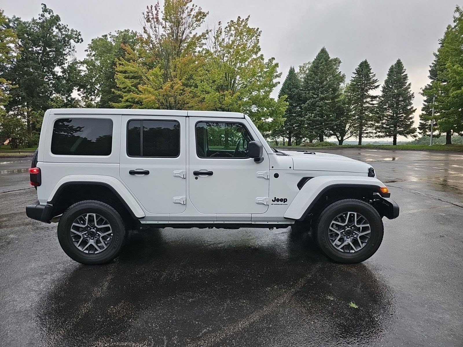 Used 2025 Jeep Wrangler Unlimited Sahara AWD/4WD image 7
