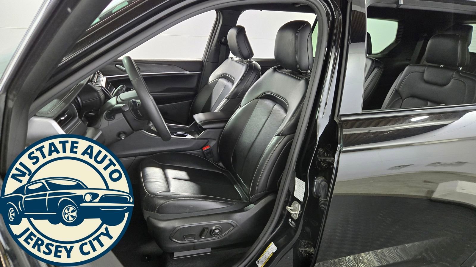 Used 2024 Jeep Grand Cherokee L Limited w/ Luxury Tech Group II image 23