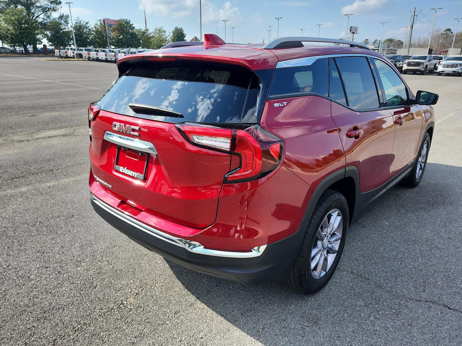 Certified 2024 GMC Terrain SLT image 3