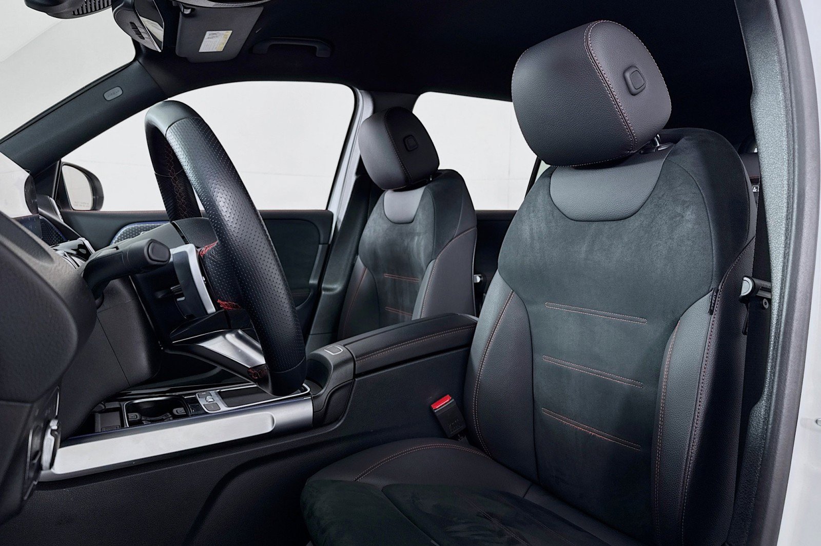 Used 2025 Mercedes-Benz GLB 250 GLB 250 image 17