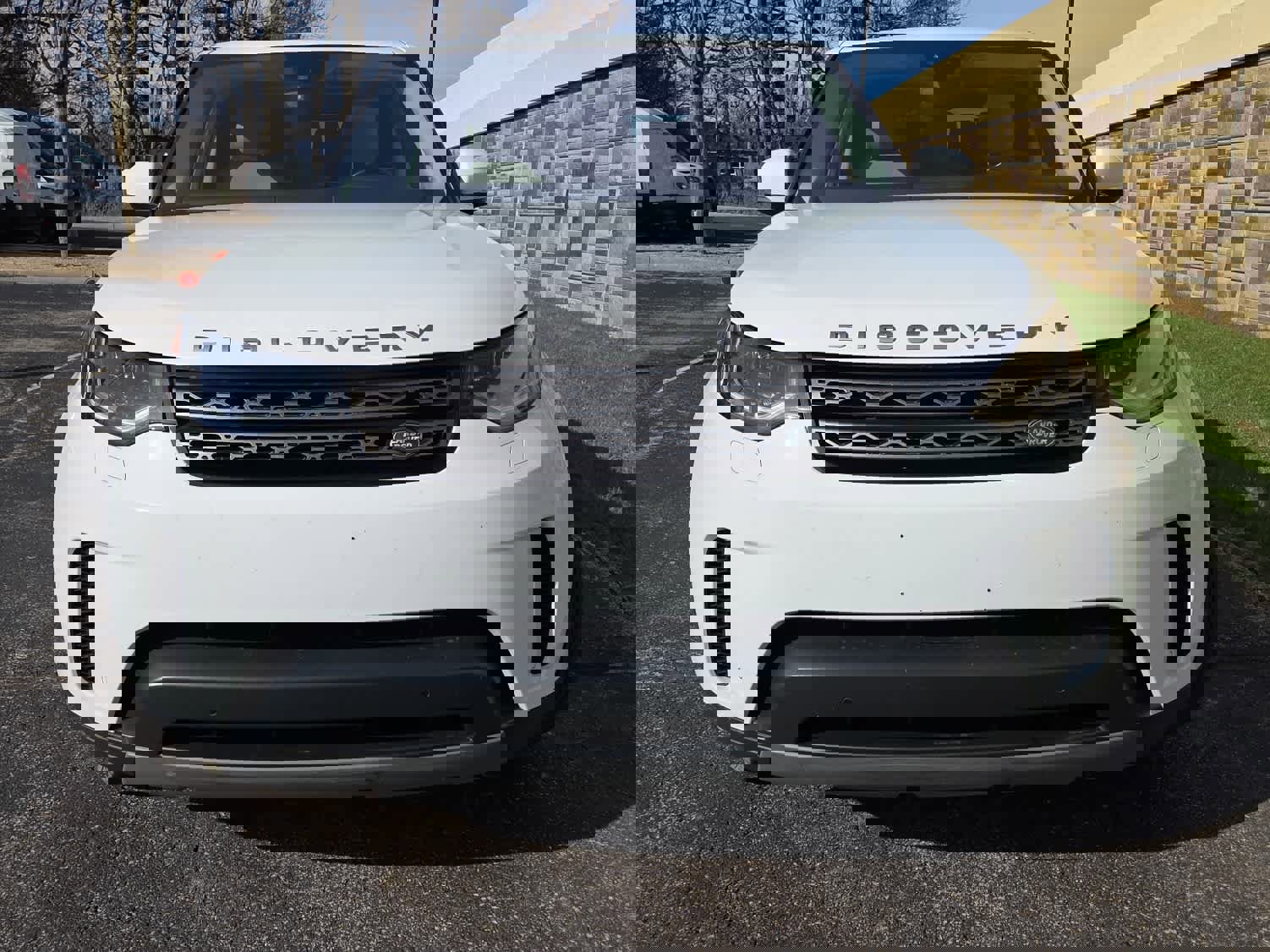 Used 2017 Land Rover Discovery SE image 4