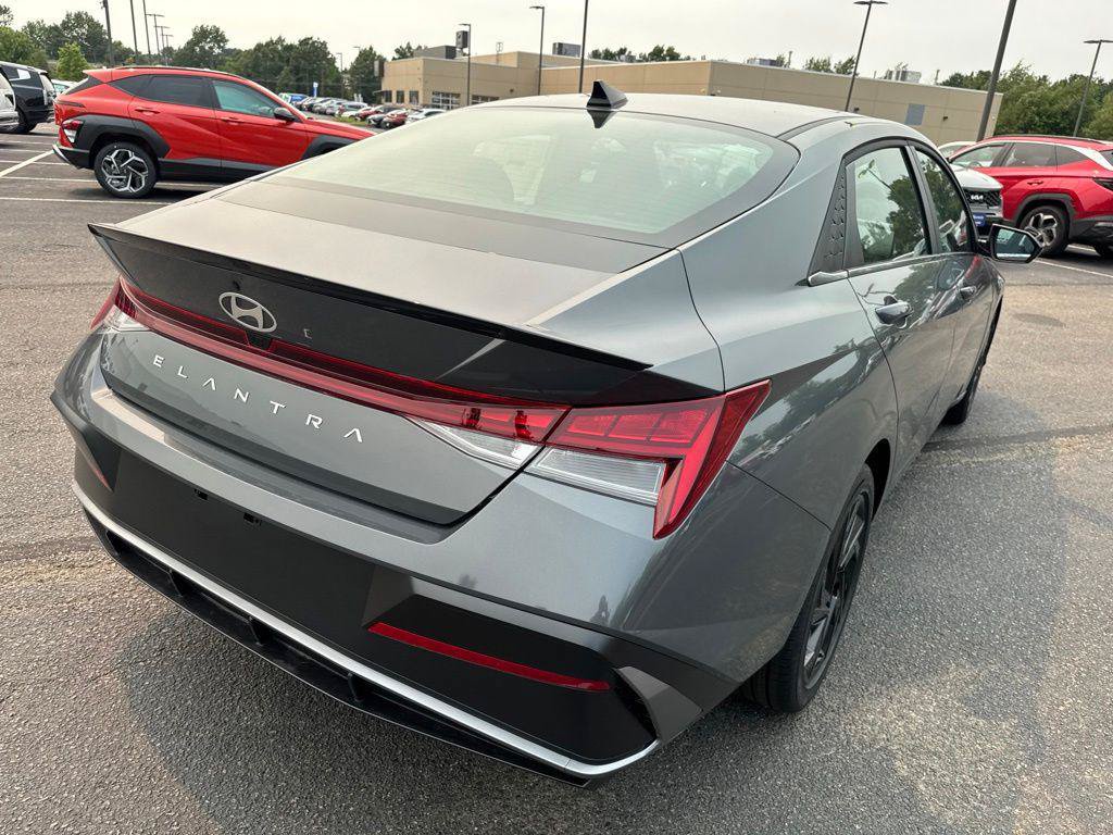 New 2026 Hyundai Elantra SEL Sport Premium FWD image 5