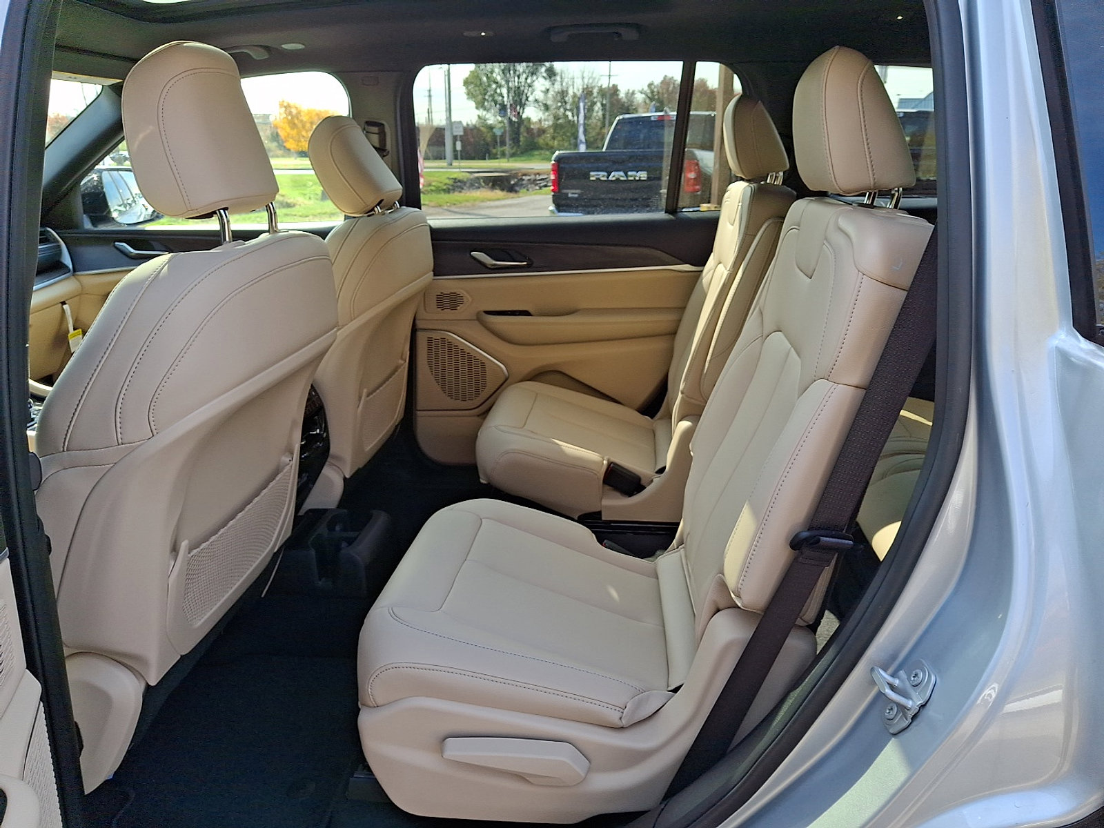 Certified 2025 Jeep Grand Cherokee L Limited w/ Trailer Tow Package image 12