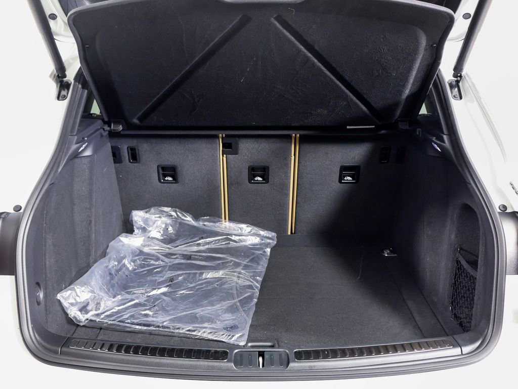 Certified 2025 Porsche Macan AWD/4WD image 11