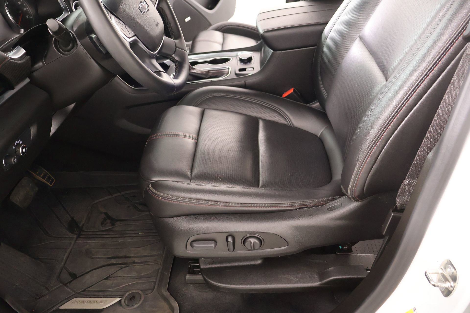 Used 2023 Chevrolet Traverse RS image 13