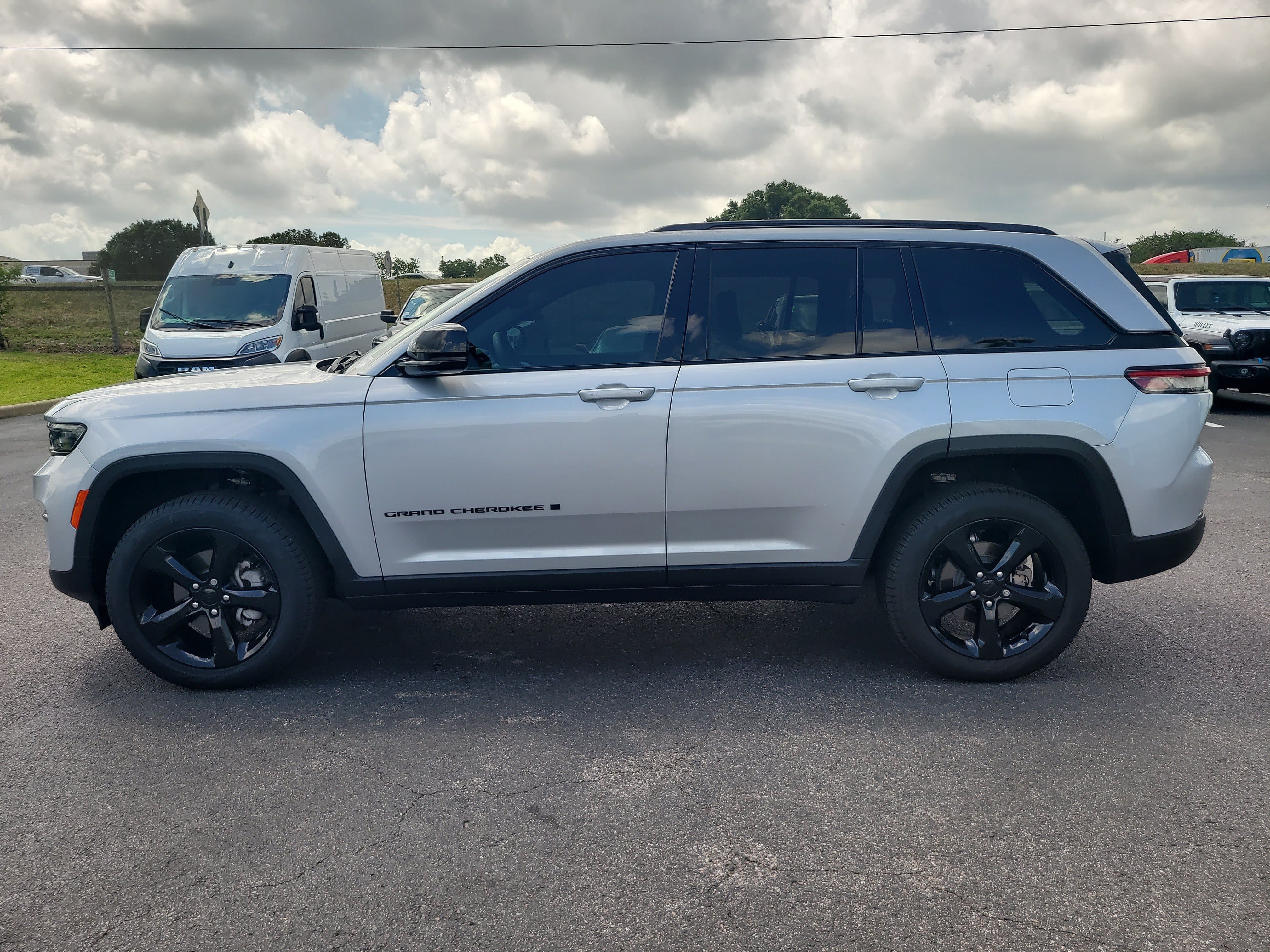 Used 2024 Jeep Grand Cherokee Limited w/ Black Appearance Package RWD image 7